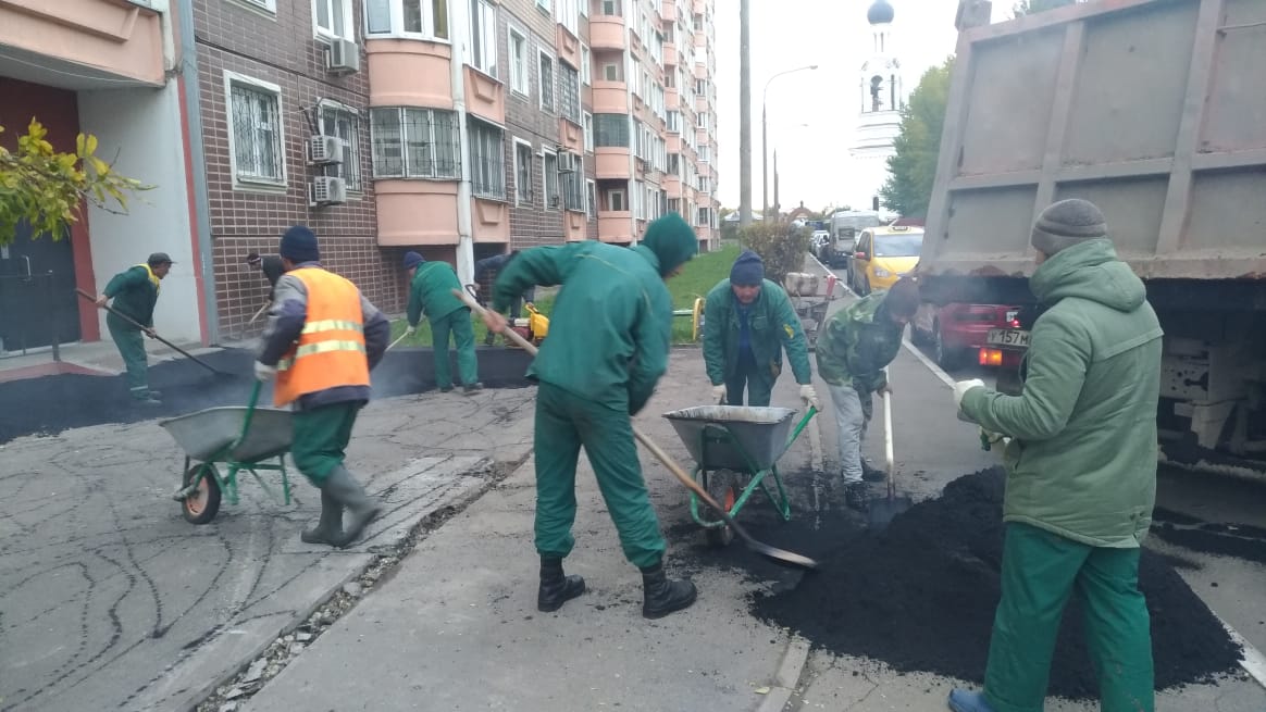 Произведен частичный ремонт асфальтового покрытия около многоквартирного дома, расположенного по адресу: Ленинский район, поселок Развилка, д.43.