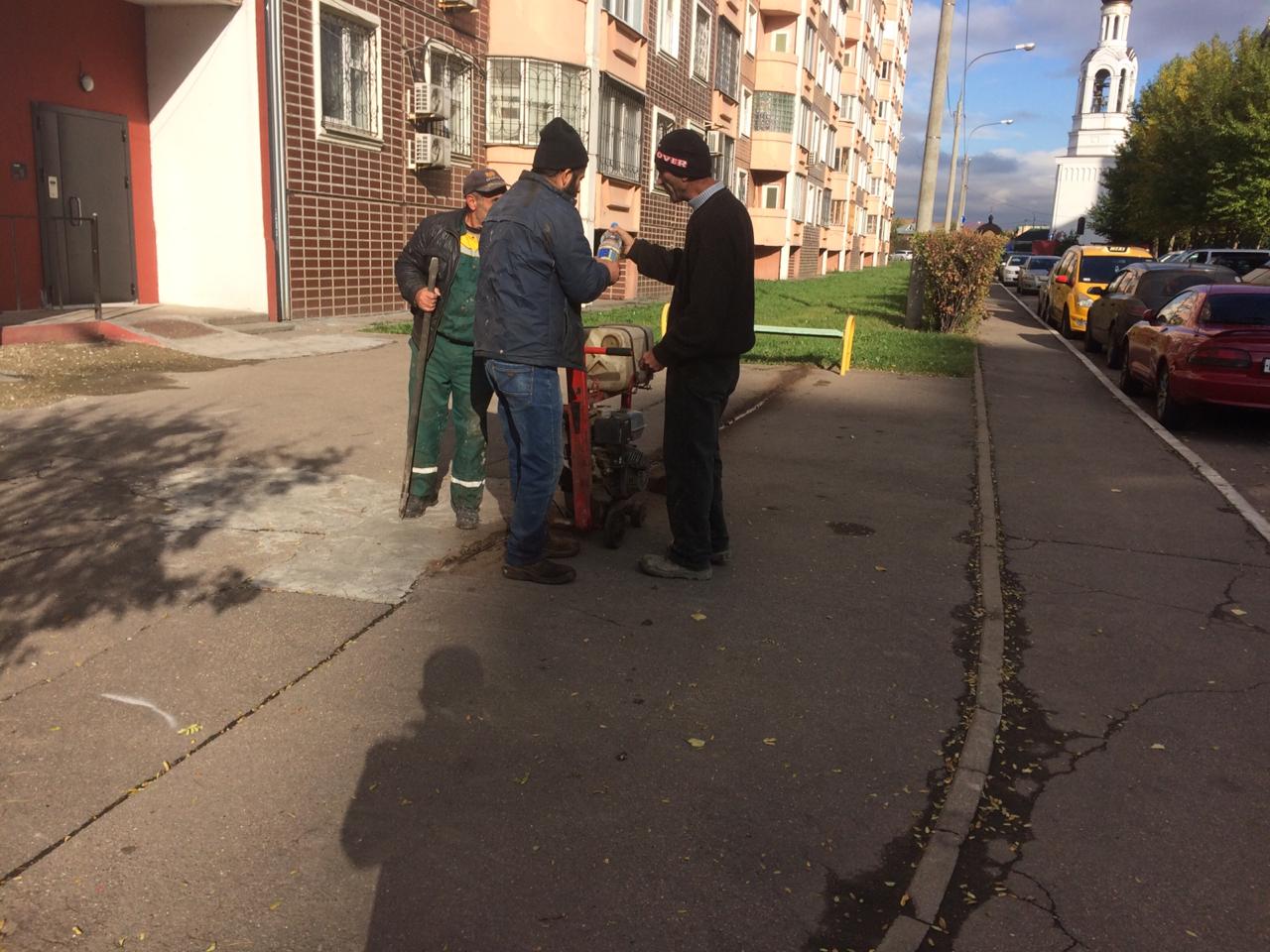 Произведен частичный ремонт асфальтового покрытия около многоквартирного дома, расположенного по адресу: Ленинский район, поселок Развилка, д.43.