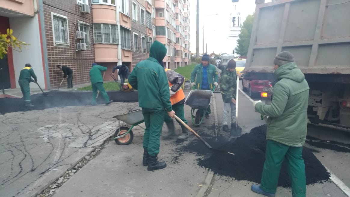 Произведен частичный ремонт асфальтового покрытия около многоквартирного дома, расположенного по адресу: Ленинский район, поселок Развилка, д.43.