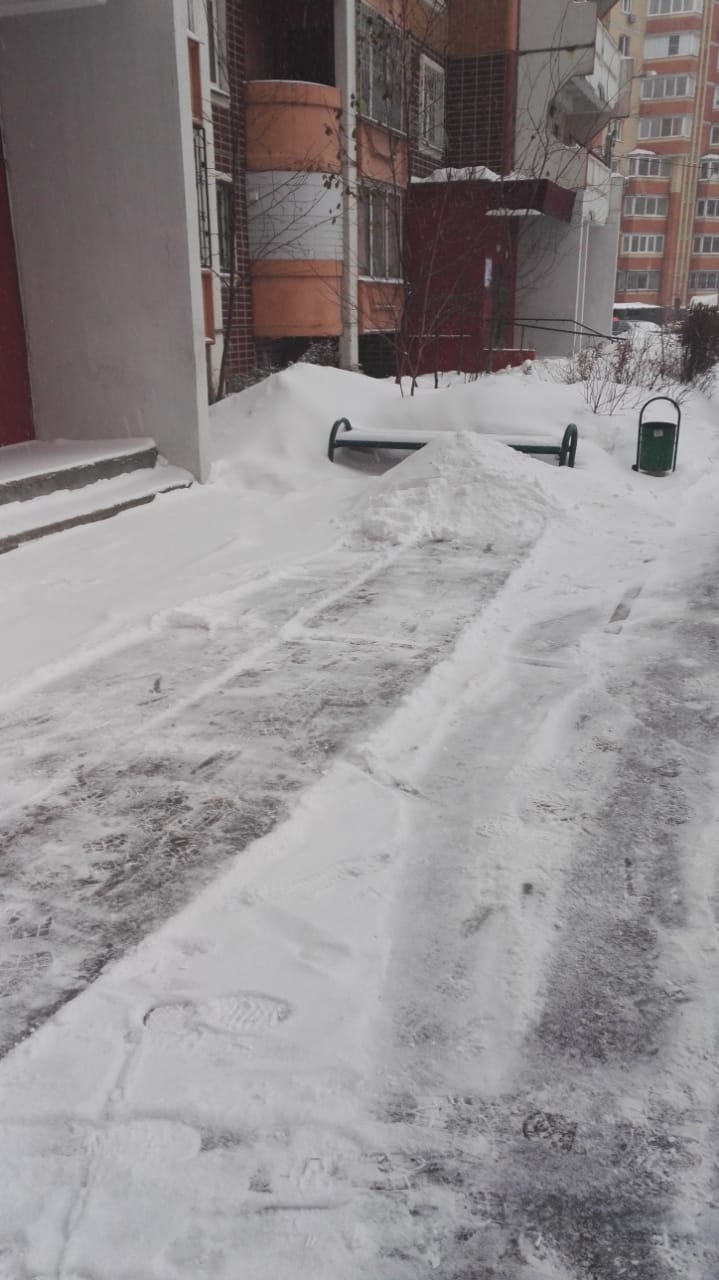 Уборка придомовых территорий от снега. В процессе уборки снега был задействован трактор. 