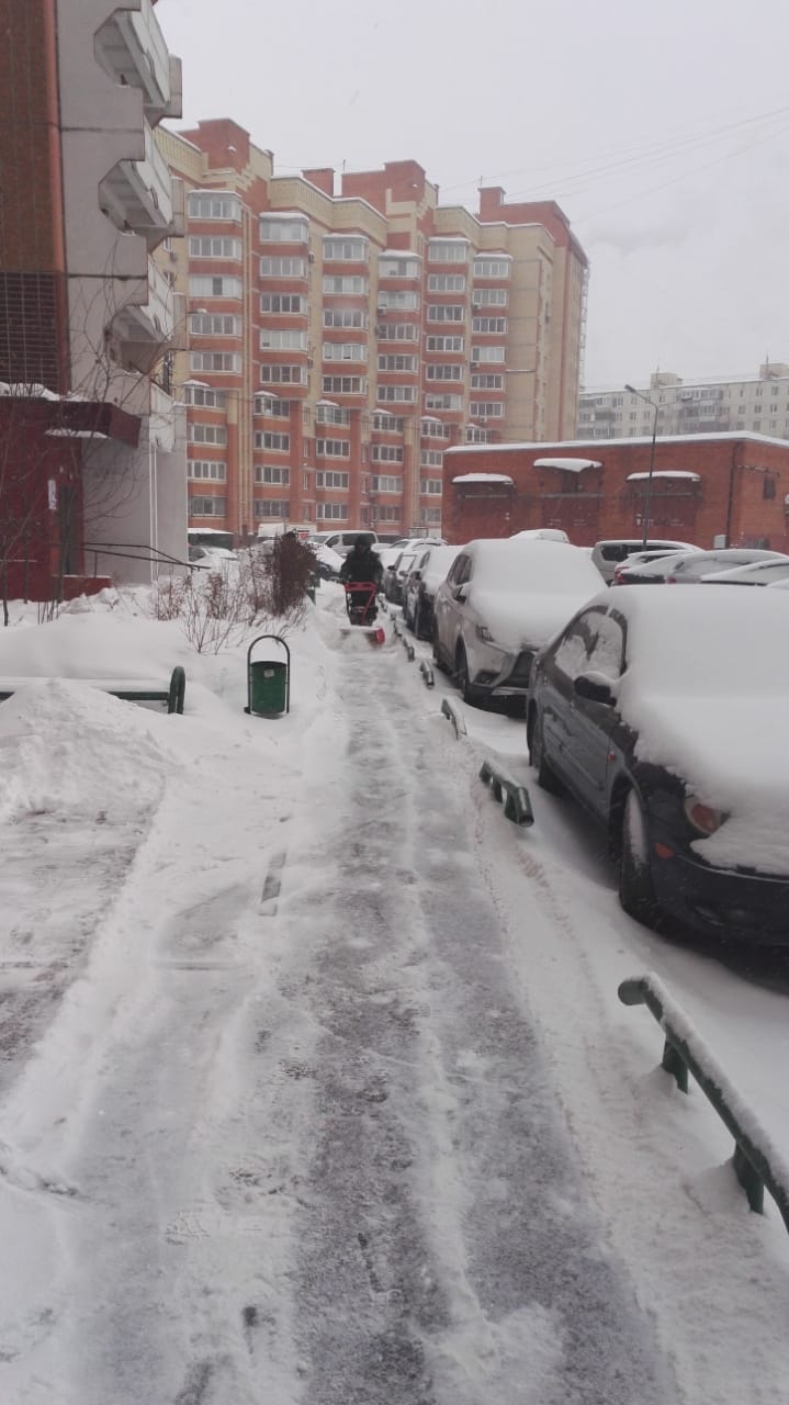 Уборка придомовых территорий от снега. В процессе уборки снега был задействован трактор. 