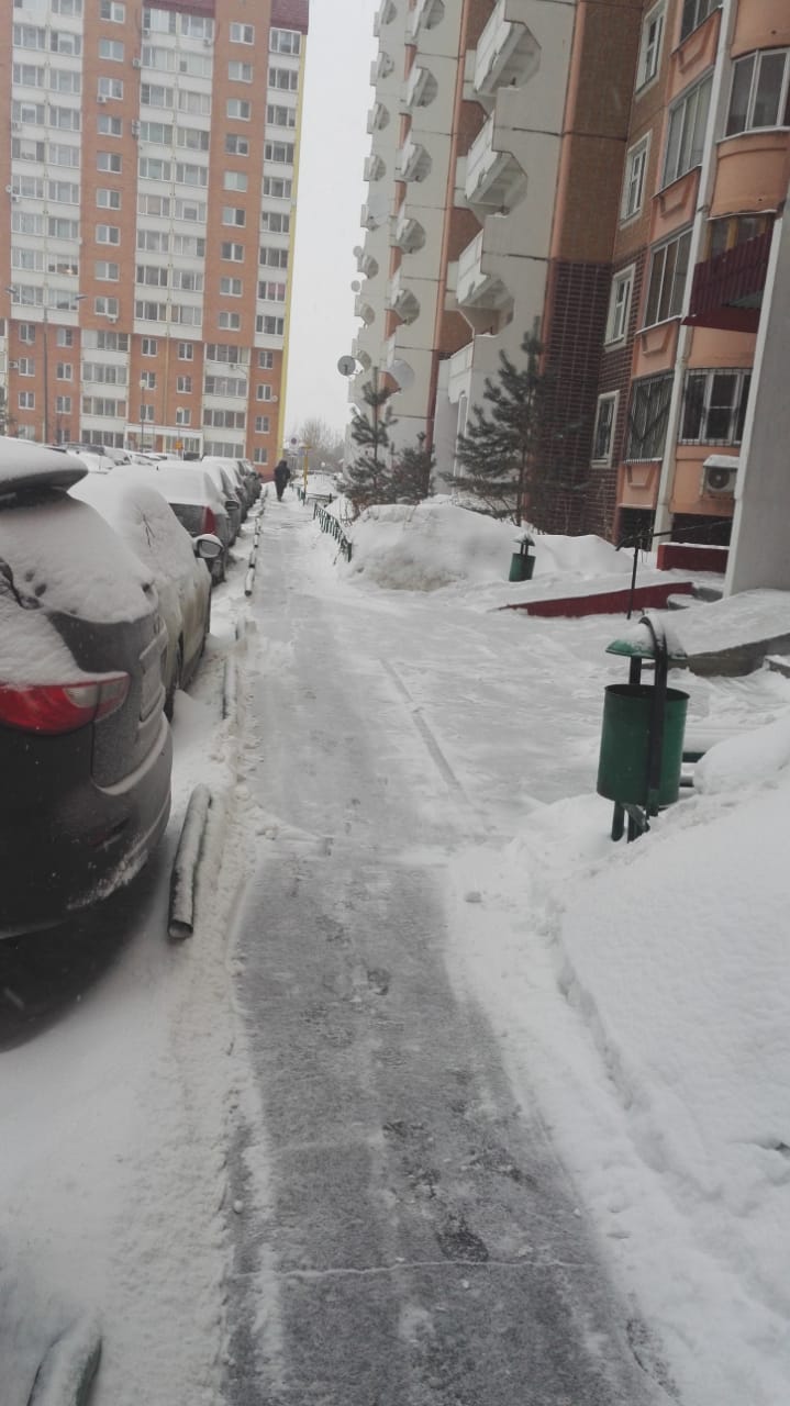 Уборка придомовых территорий от снега. В процессе уборки снега был задействован трактор. 