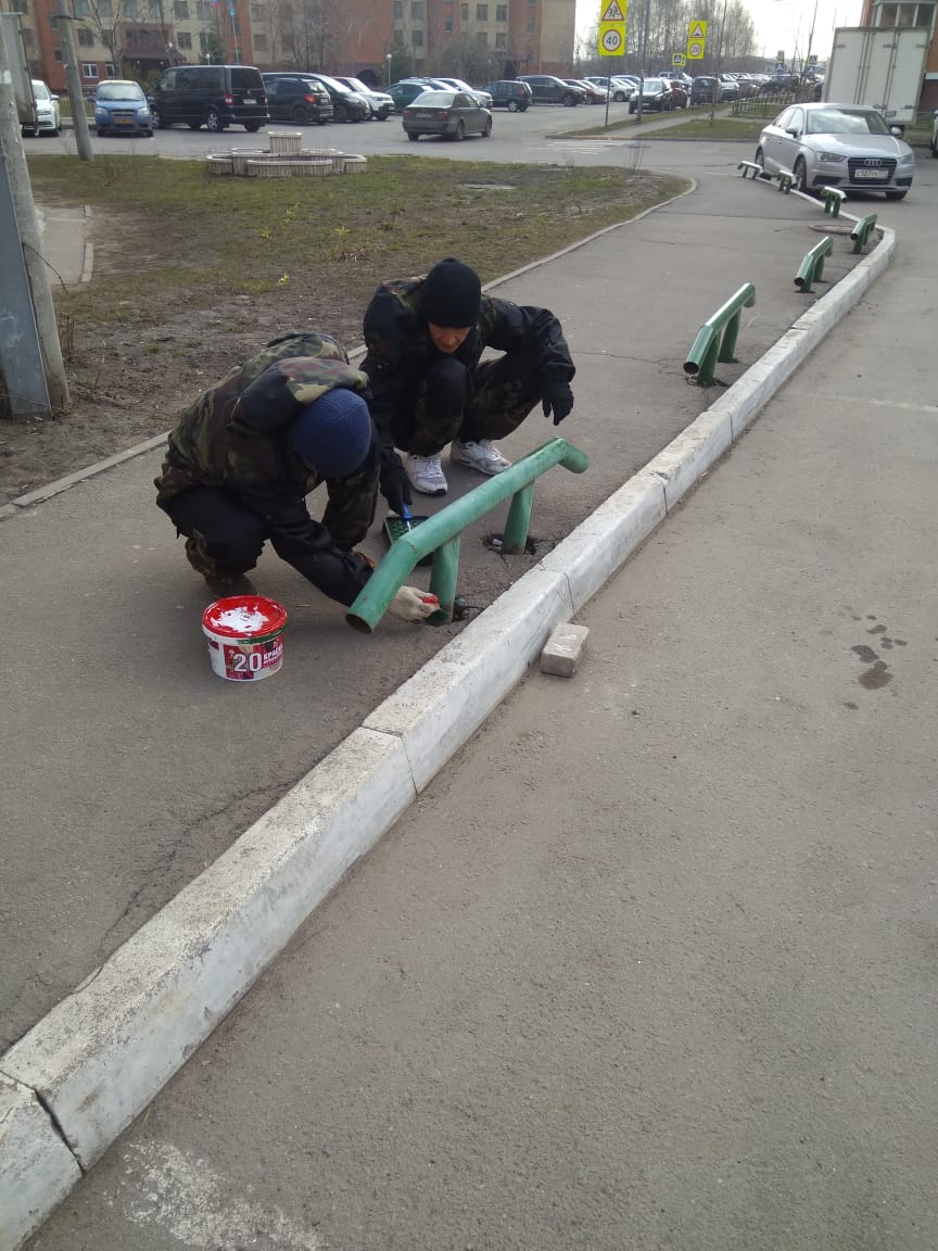 В рамках работ по благоустройству выполнена покраска металлических ограждений вдоль тротуаров.