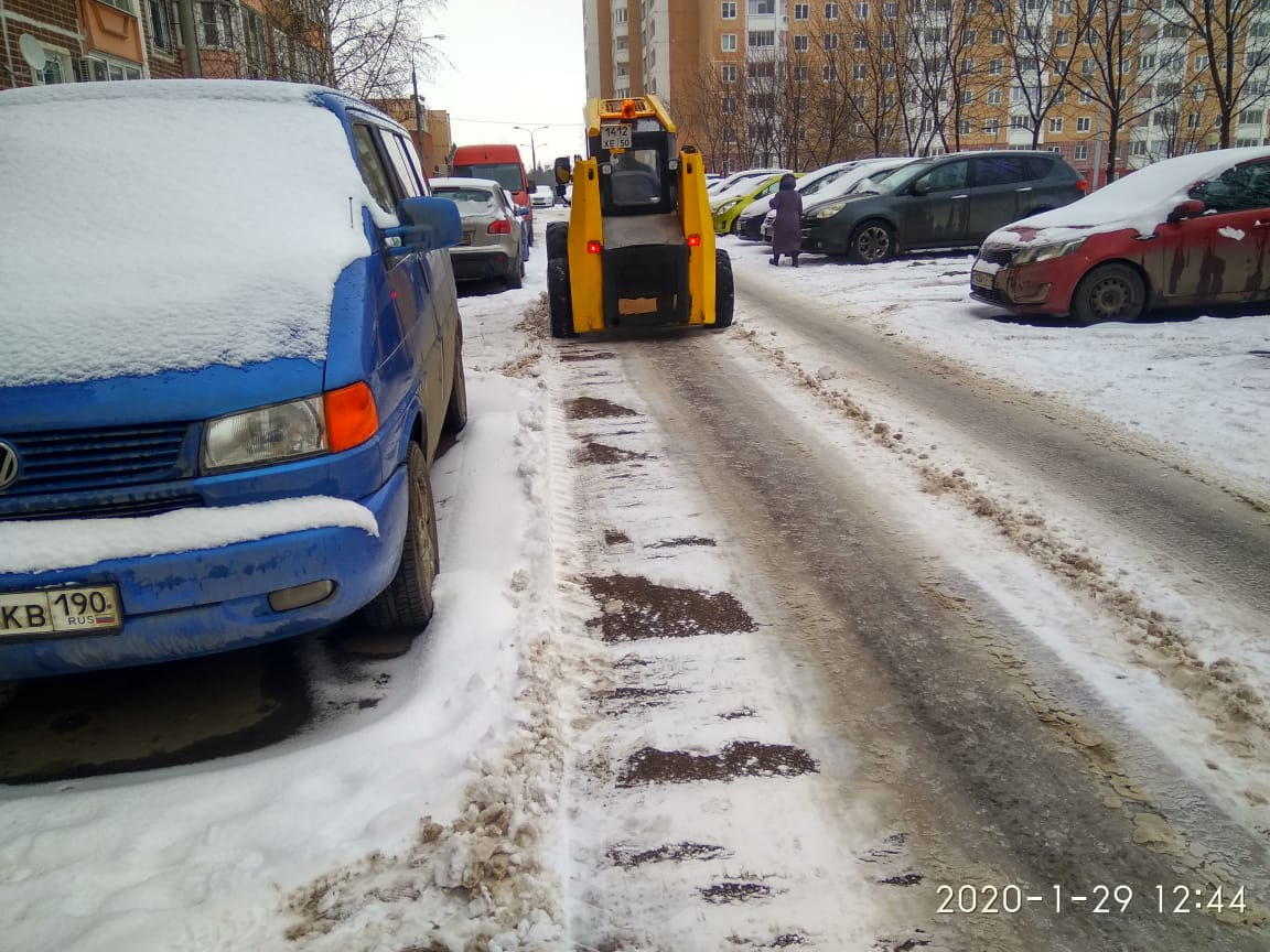 Выполнена уборка снега с придомовой территории многоквартирных домов, расположенных по адресам: Ленинский район, п. Развилка, д.43 и д.45.