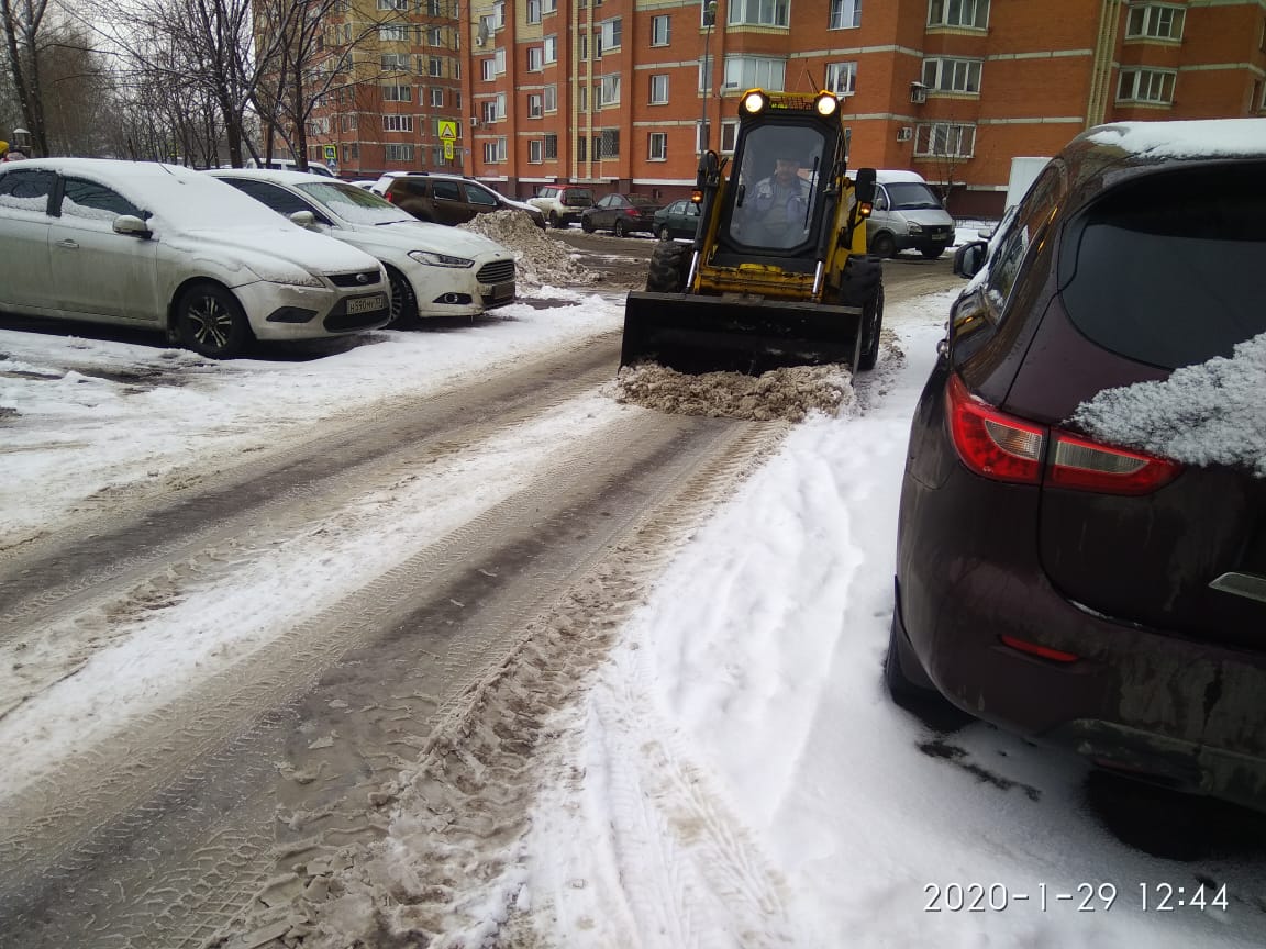 Выполнена уборка снега с придомовой территории многоквартирных домов, расположенных по адресам: Ленинский район, п. Развилка, д.43 и д.45.