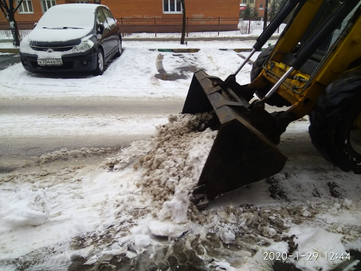 Выполнена уборка снега с придомовой территории многоквартирных домов, расположенных по адресам: Ленинский район, п. Развилка, д.43 и д.45.