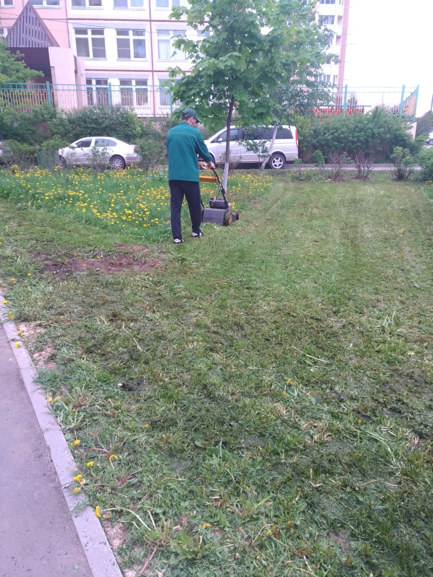 В рамках работ по благоустройству придомовой территории выполнен покос травы  у многоквартирных домов поселка Развилка.