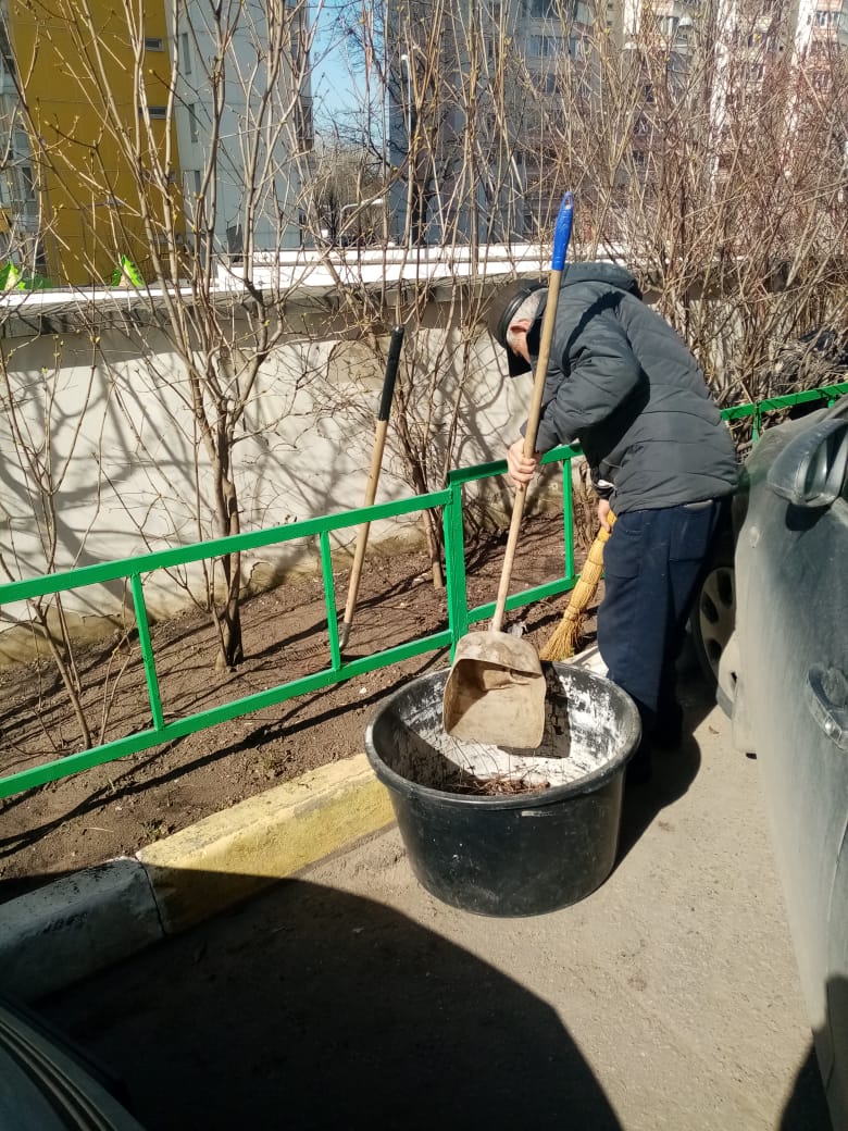 В рамках работ по благоустройству территории выполняется уборка сухих листьев и травы по адресу: г. Видное, Битцевский проезд, д.11.