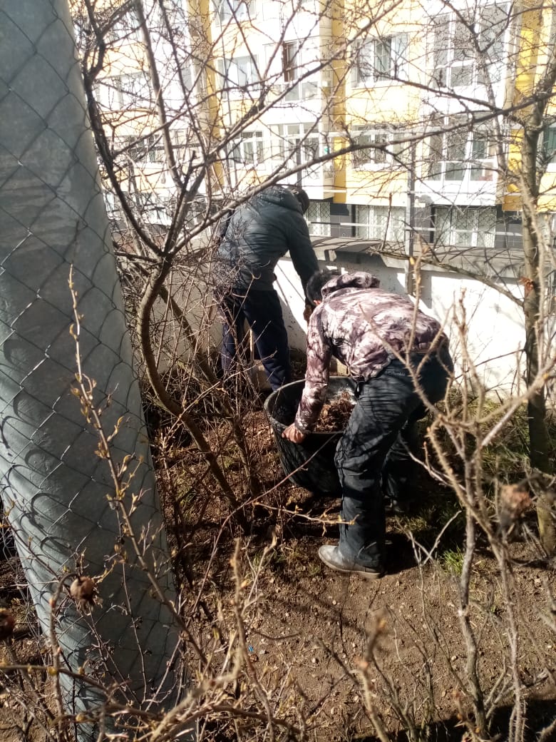 В рамках работ по благоустройству территории выполняется уборка сухих листьев и травы по адресу: г. Видное, Битцевский проезд, д.11.