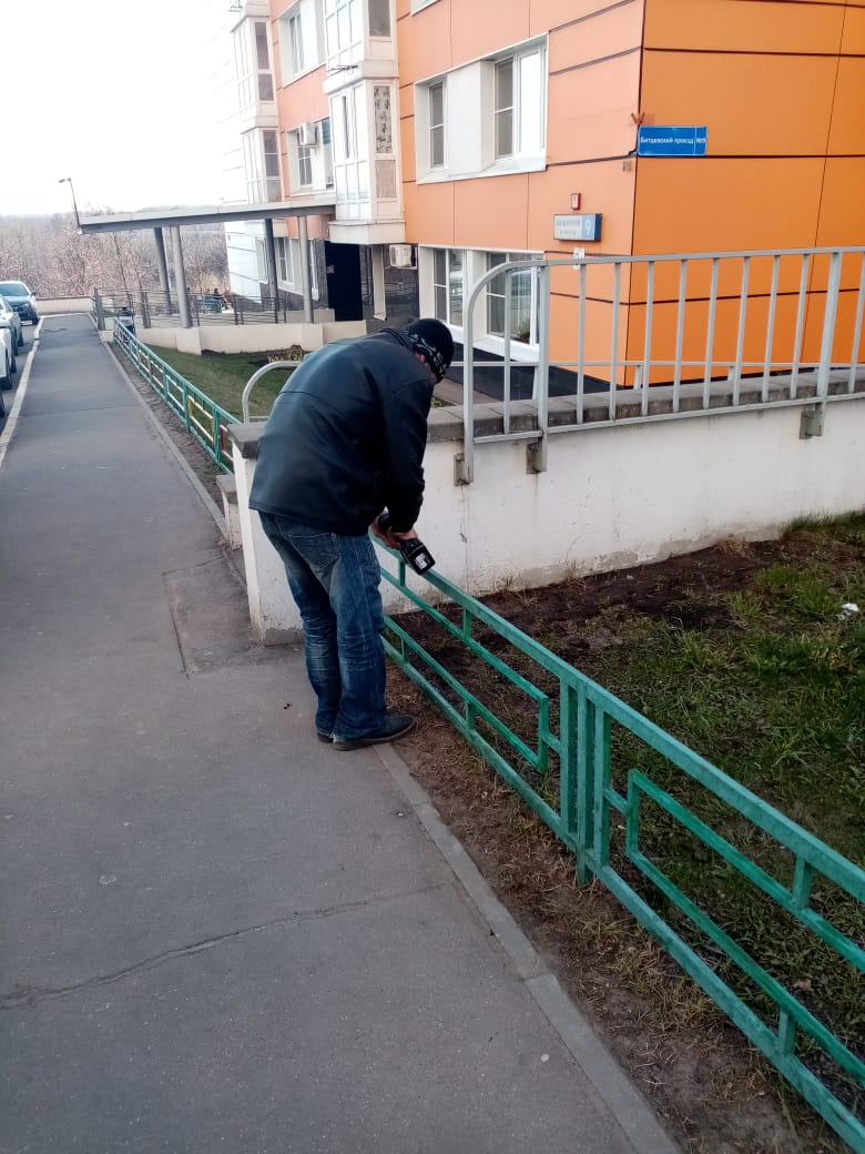 В рамках работ по благоустройству территории выполняется подготовка почвы к озеленению, а металлические ограждения к покраске по адресу: г.  Видное, Битцевский проезд, д.13.