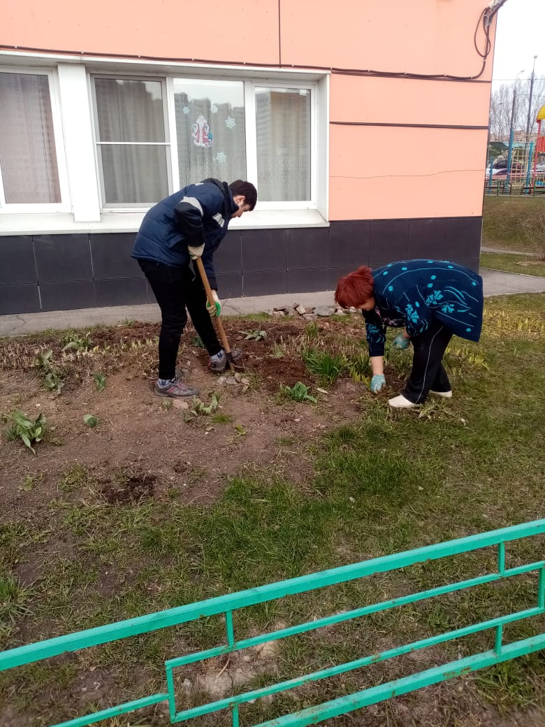 В рамках работ по благоустройству территории выполняется подготовка почвы к озеленению, а металлические ограждения к покраске по адресу: г.  Видное, Битцевский проезд, д.13.