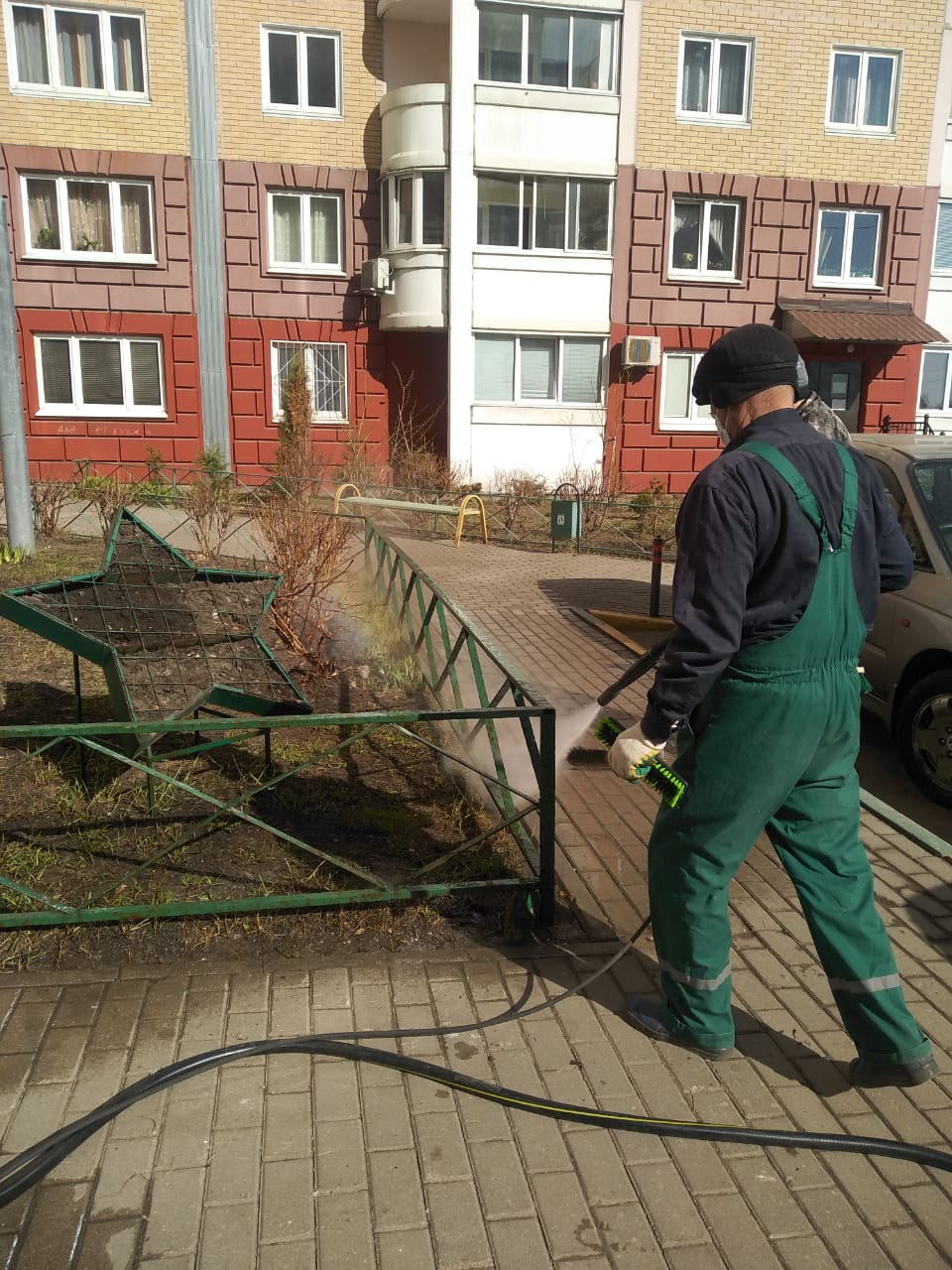 Выполнена очистка поверхностей дверей и стен в мусорокамере, дверей входных групп,  газонных ограждений с использованием мойки высокого давления Karcher в многоквартирном доме 48 поселка Развилка. 