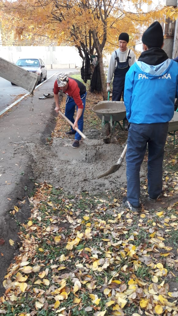 Завершены работы по ремонту отмостки вокруг многоквартирного дома, расположенного по адресу: Ленинский район, п.Развилка, д.35. 