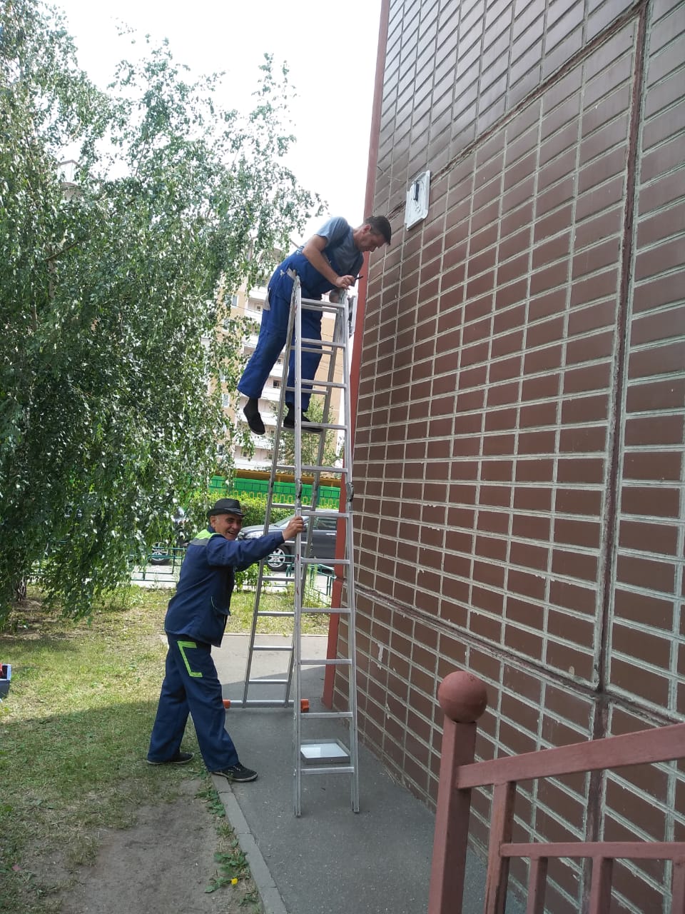 Выполнена установка новых светодиодных знаков на многоквартирные дома поселка Развилка, находящихся в управлении ООО УК  