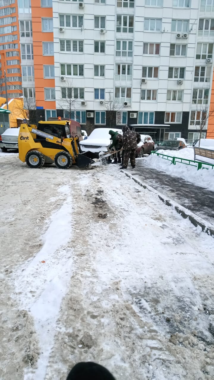 Выполнена уборка снега с придомовой территории многоквартирных домов, расположенных по адресам: Ленинский район, г. Видное, Битцевский проезд, д. 9 и д.17.