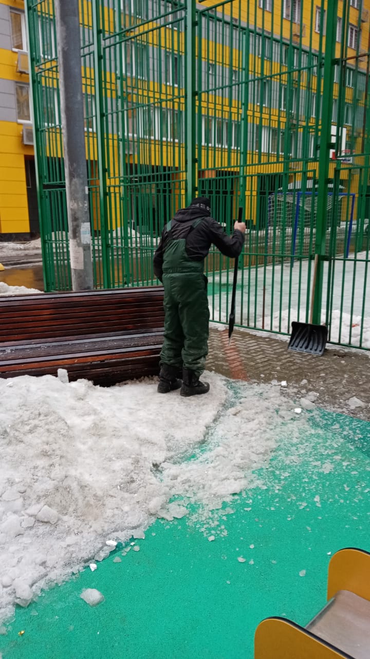 Выполняется уборка снега с придомовой территории многоквартирных домов, расположенных по адресам: г. Видное, ул. Радужная, д.2 и д.4.