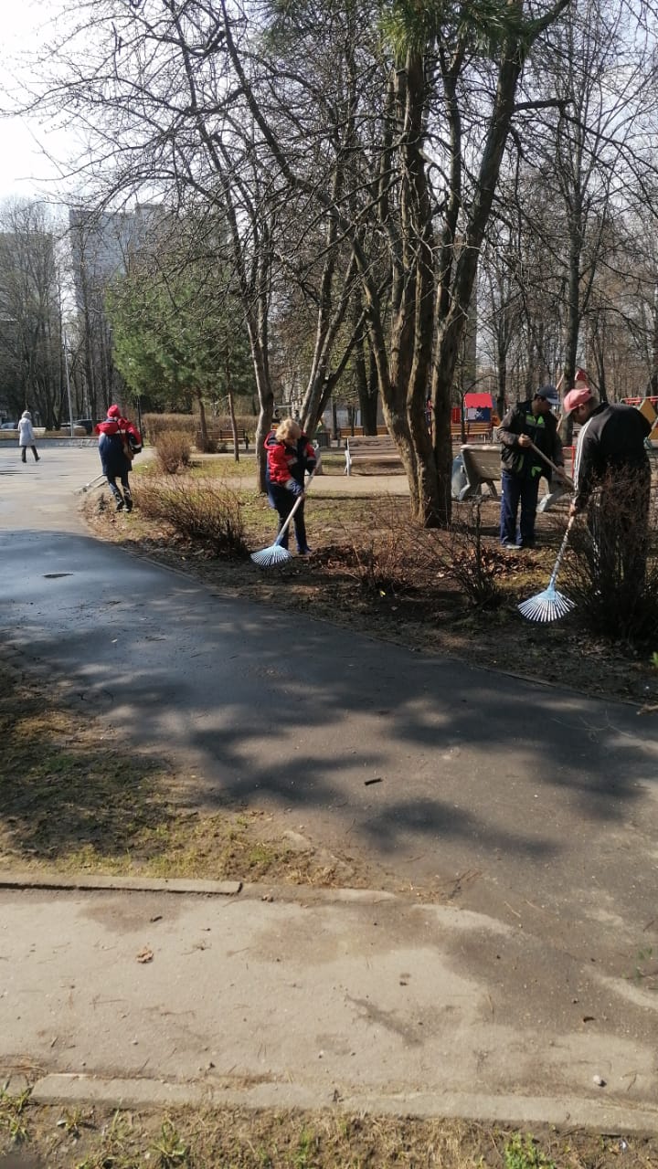 В рамках месячника по благоустройству 24 апреля состоялся субботник на территории поселка Развилка, убран от грязи и мусора сквер 