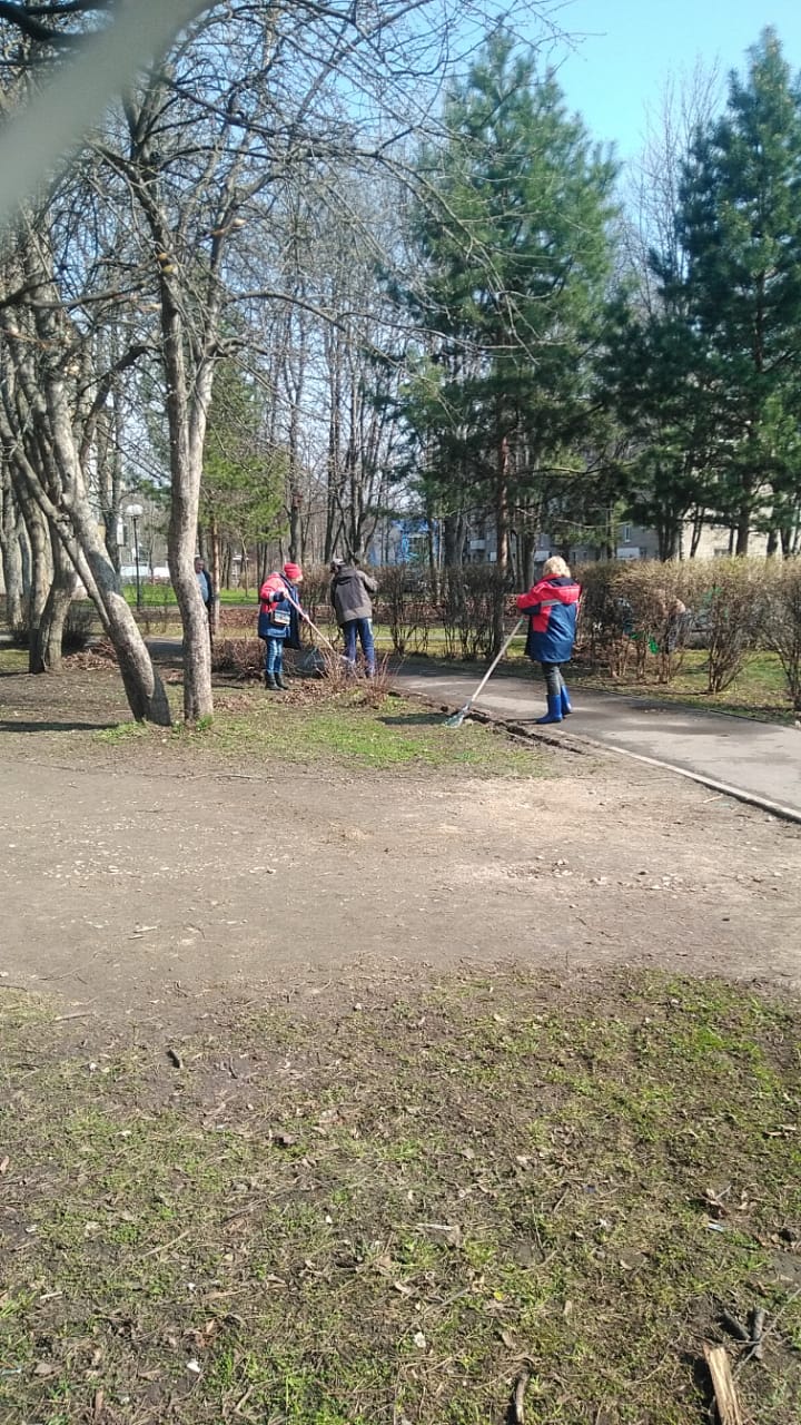 В рамках месячника по благоустройству 24 апреля состоялся субботник на территории поселка Развилка, убран от грязи и мусора сквер 