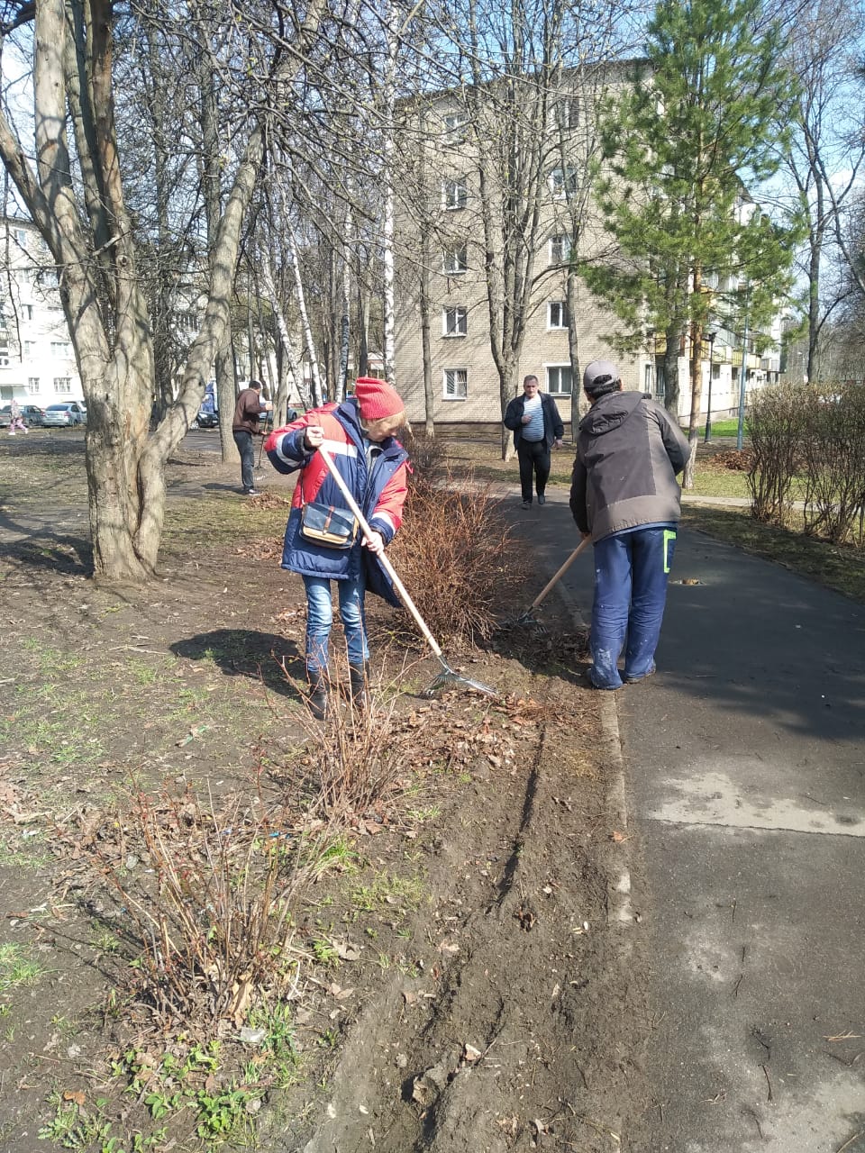 В рамках месячника по благоустройству 24 апреля состоялся субботник на территории поселка Развилка, убран от грязи и мусора сквер 